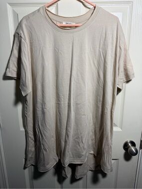 NWOT Women’s Zenana Cream Short-Sleeve Crewneck Tee, size Large/X-Large